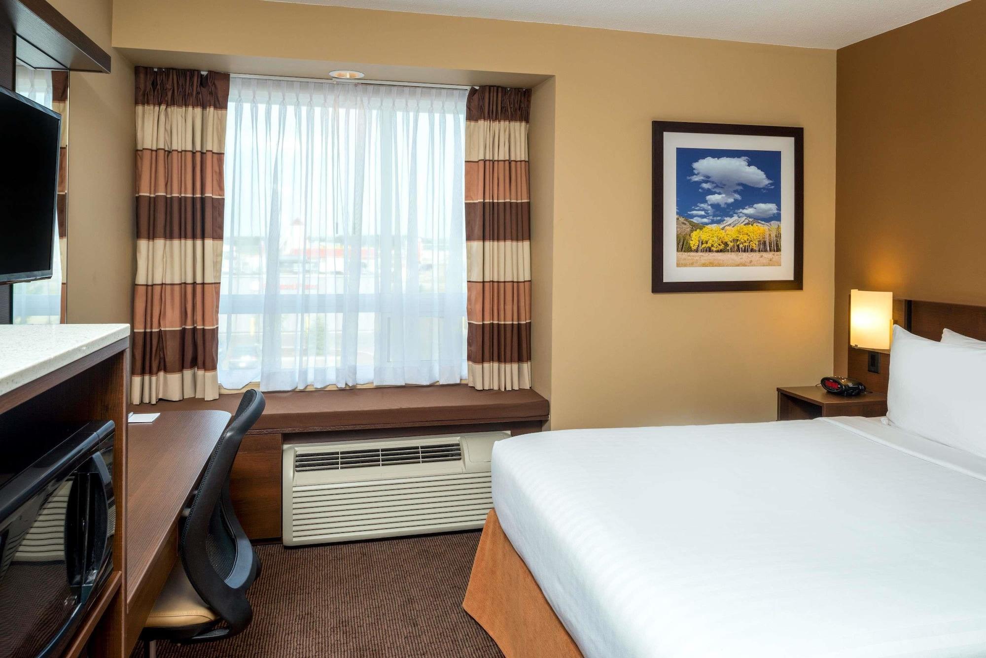 Microtel Inn & Suites By Wyndham Red Deer Eksteriør billede