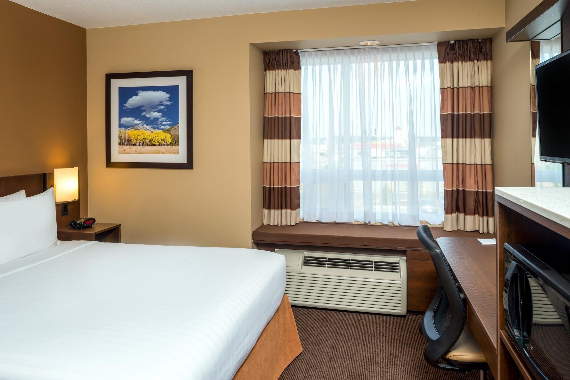 Microtel Inn & Suites By Wyndham Red Deer Eksteriør billede