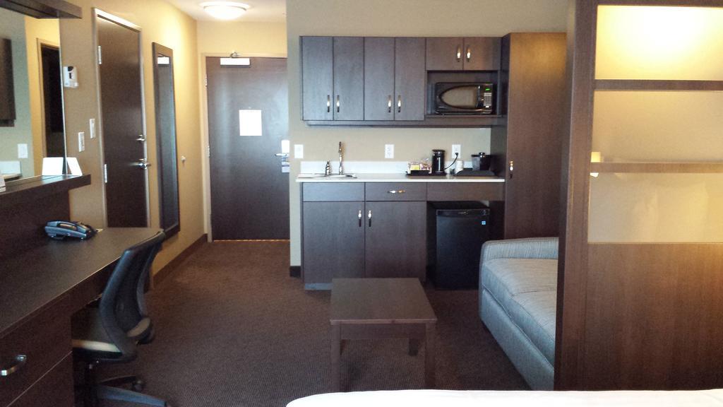 Microtel Inn & Suites By Wyndham Red Deer Værelse billede