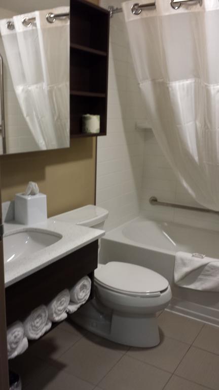 Microtel Inn & Suites By Wyndham Red Deer Værelse billede