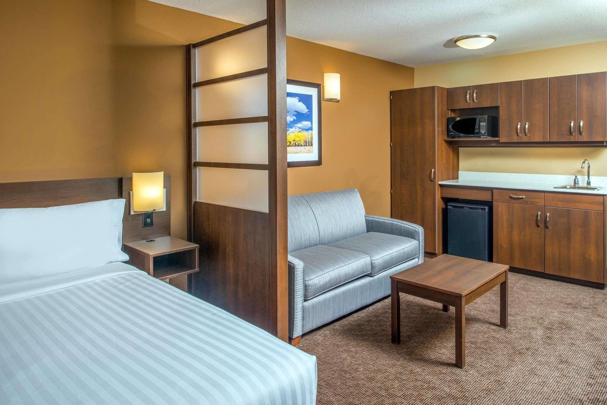 Microtel Inn & Suites By Wyndham Red Deer Eksteriør billede